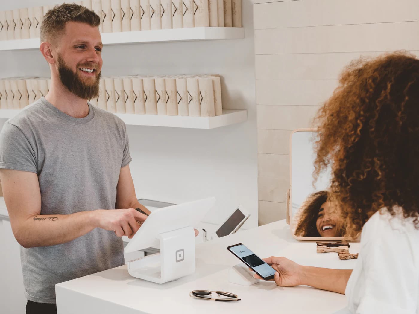 Cliente pagando una compra en una tienda